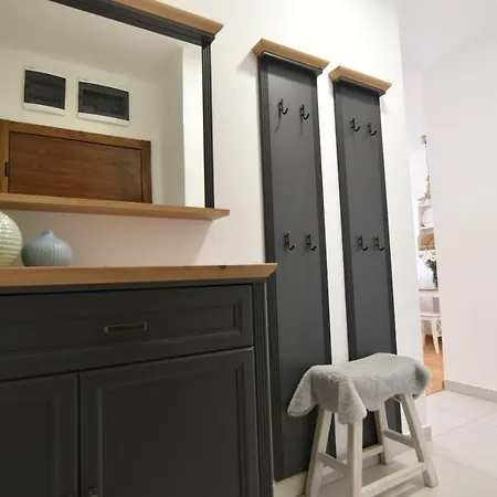 Regina Apartment *