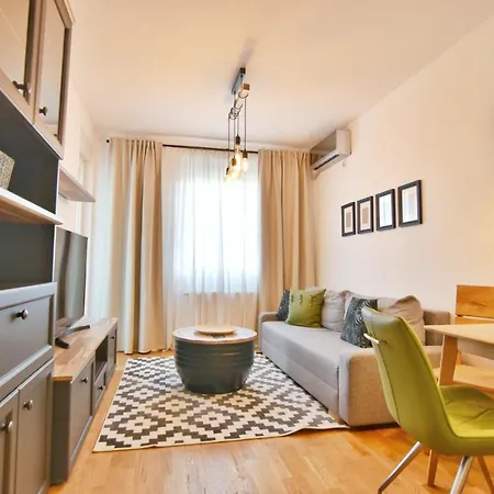 Regina Apartment *